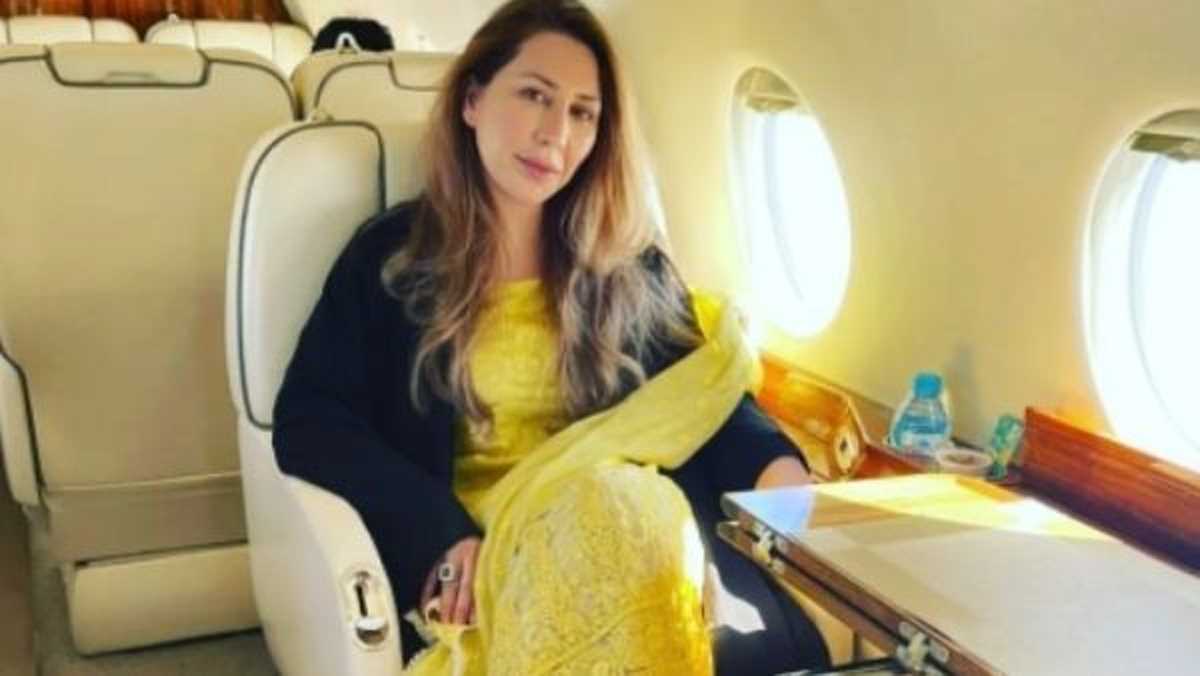 इमरान पर अपनी फ्रंटवुमन फराह गोगी के जरिए रिश्वत लेने का आरोप